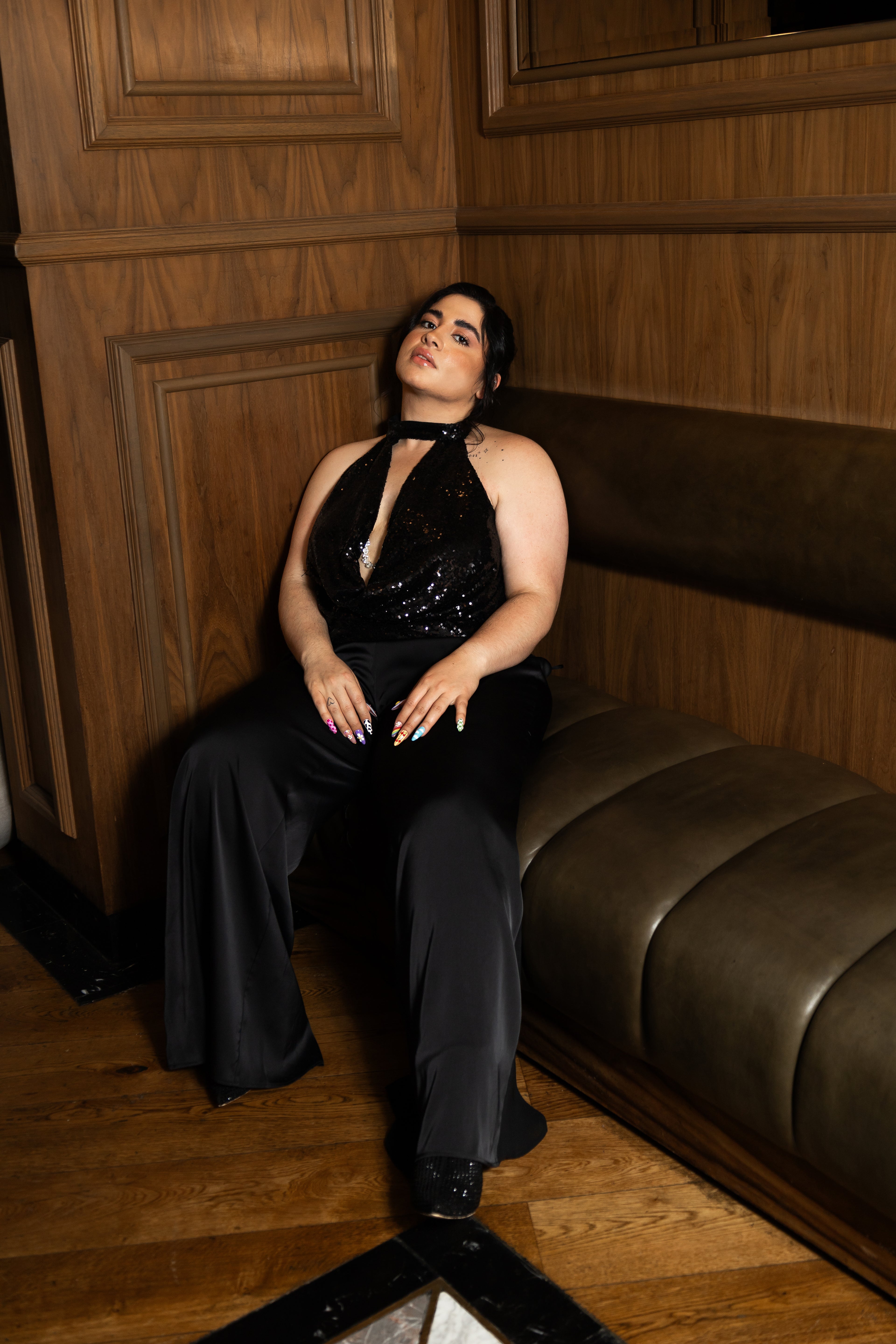 Pantalón de satín con paneles transparentes de gasa