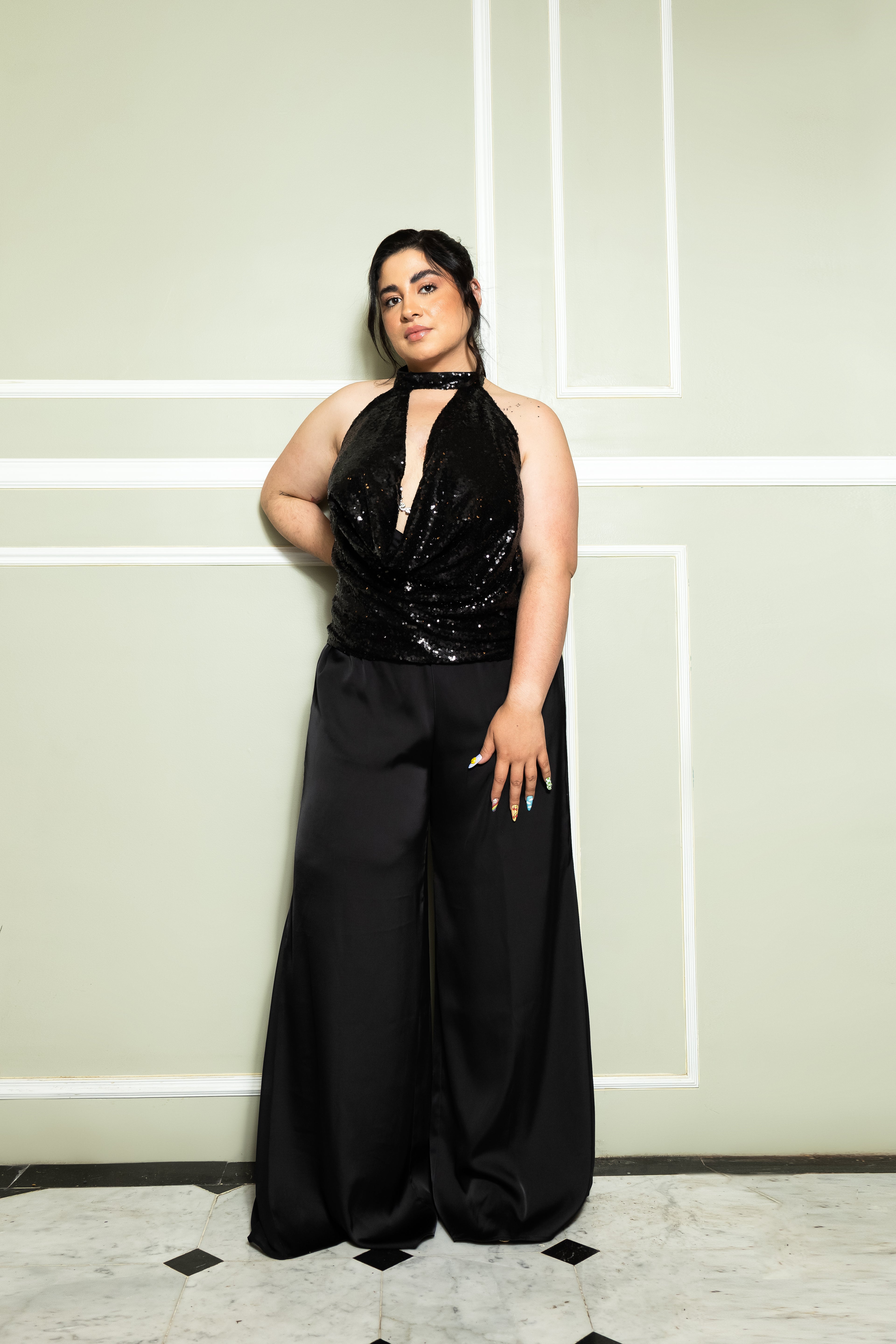 Pantalón de satín con paneles transparentes de gasa