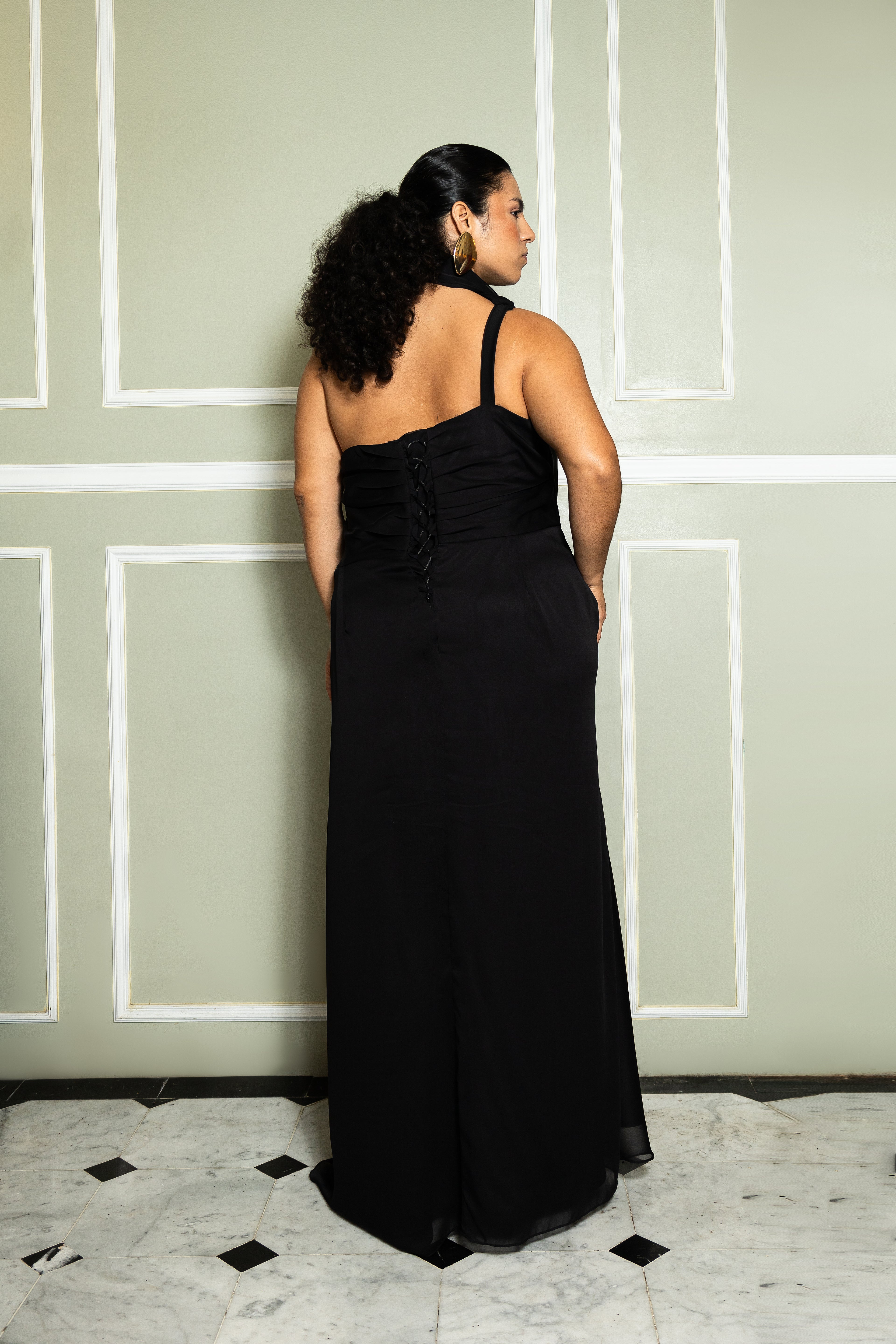 Vestido de gasa brillante con detalles de corsé