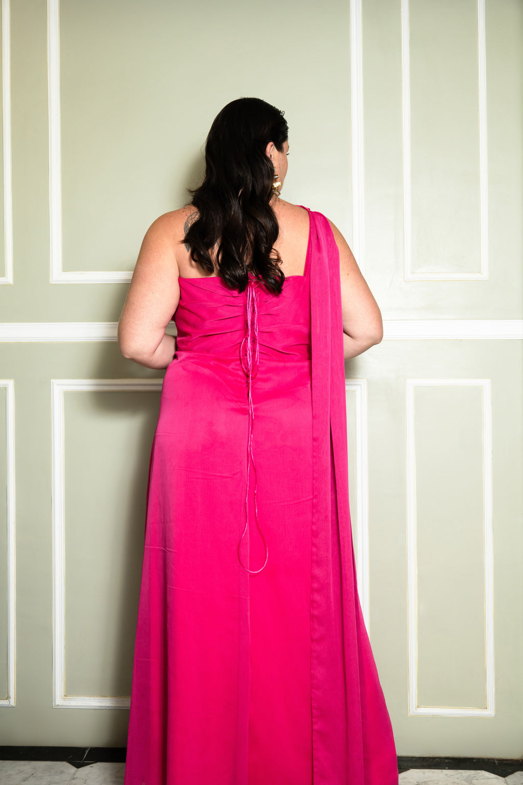 Vestido de gasa brillante con detalles de corsé