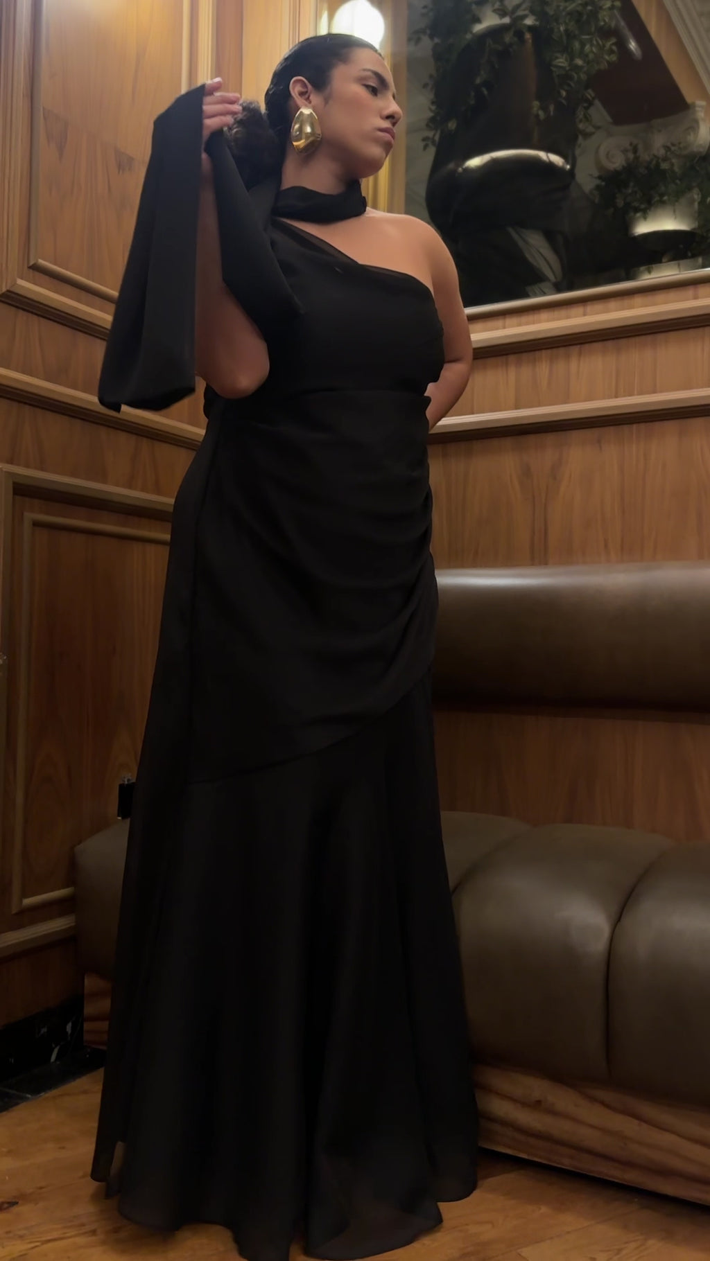 Vestido de gasa brillante con detalles de corsé