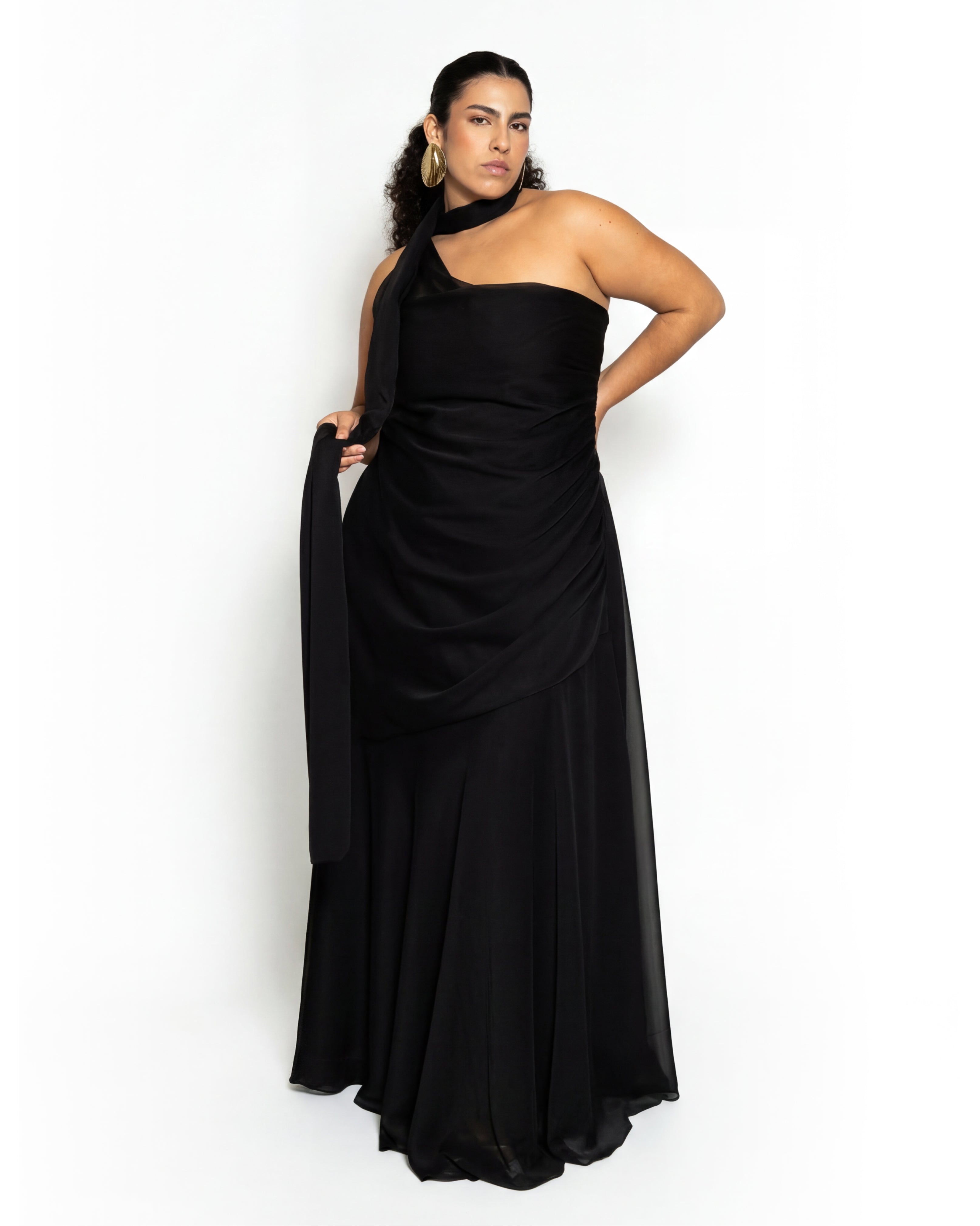 Vestido de gasa brillante con corsé y cola