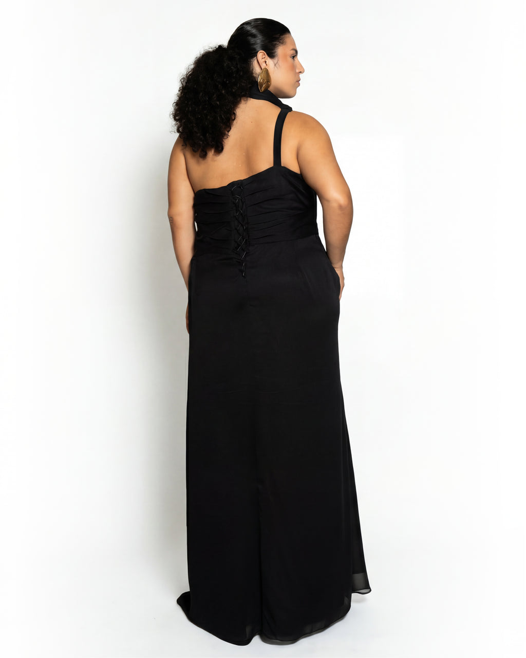 Vestido de gasa brillante con corsé y cola