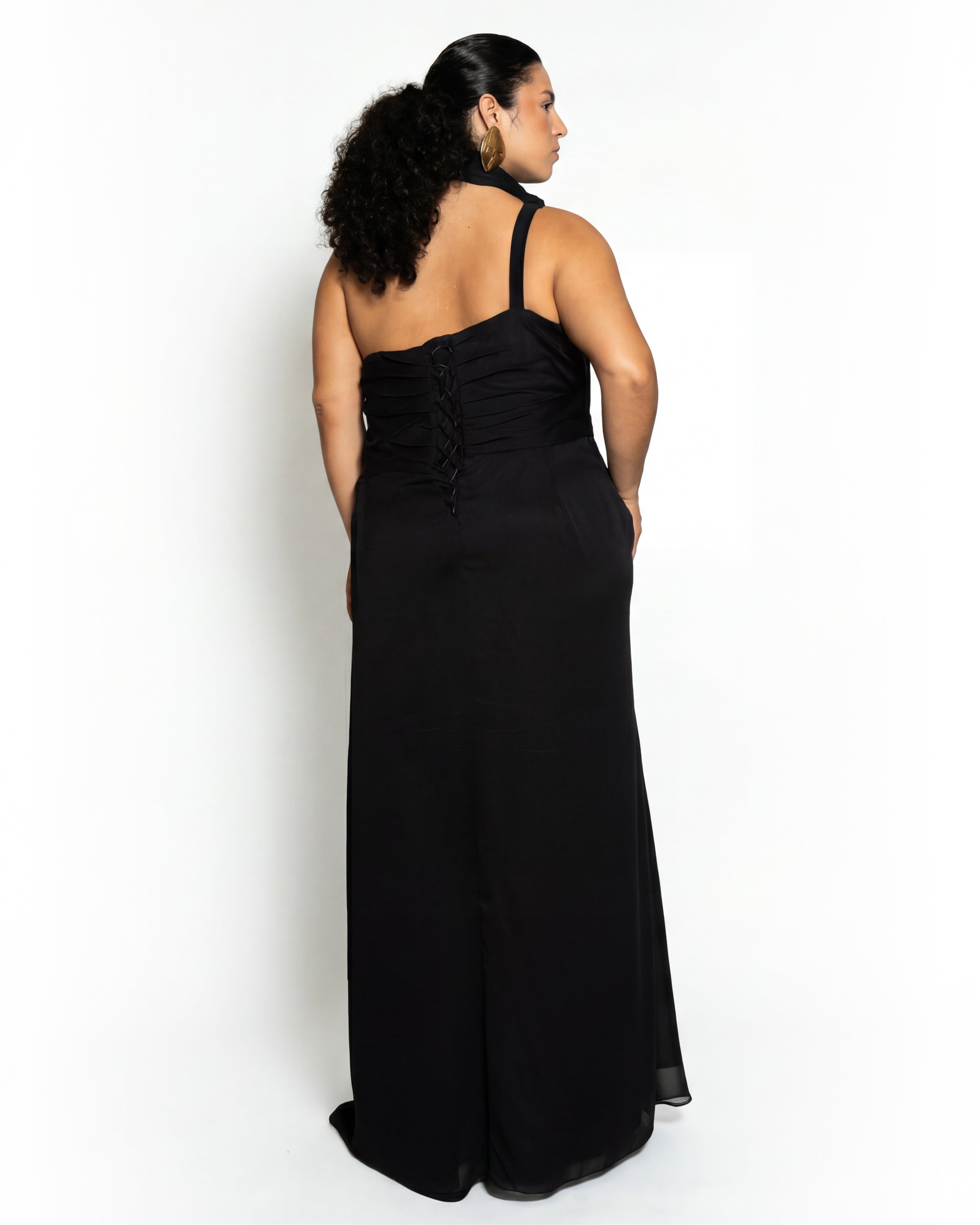 Vestido de gasa brillante con corsé y cola