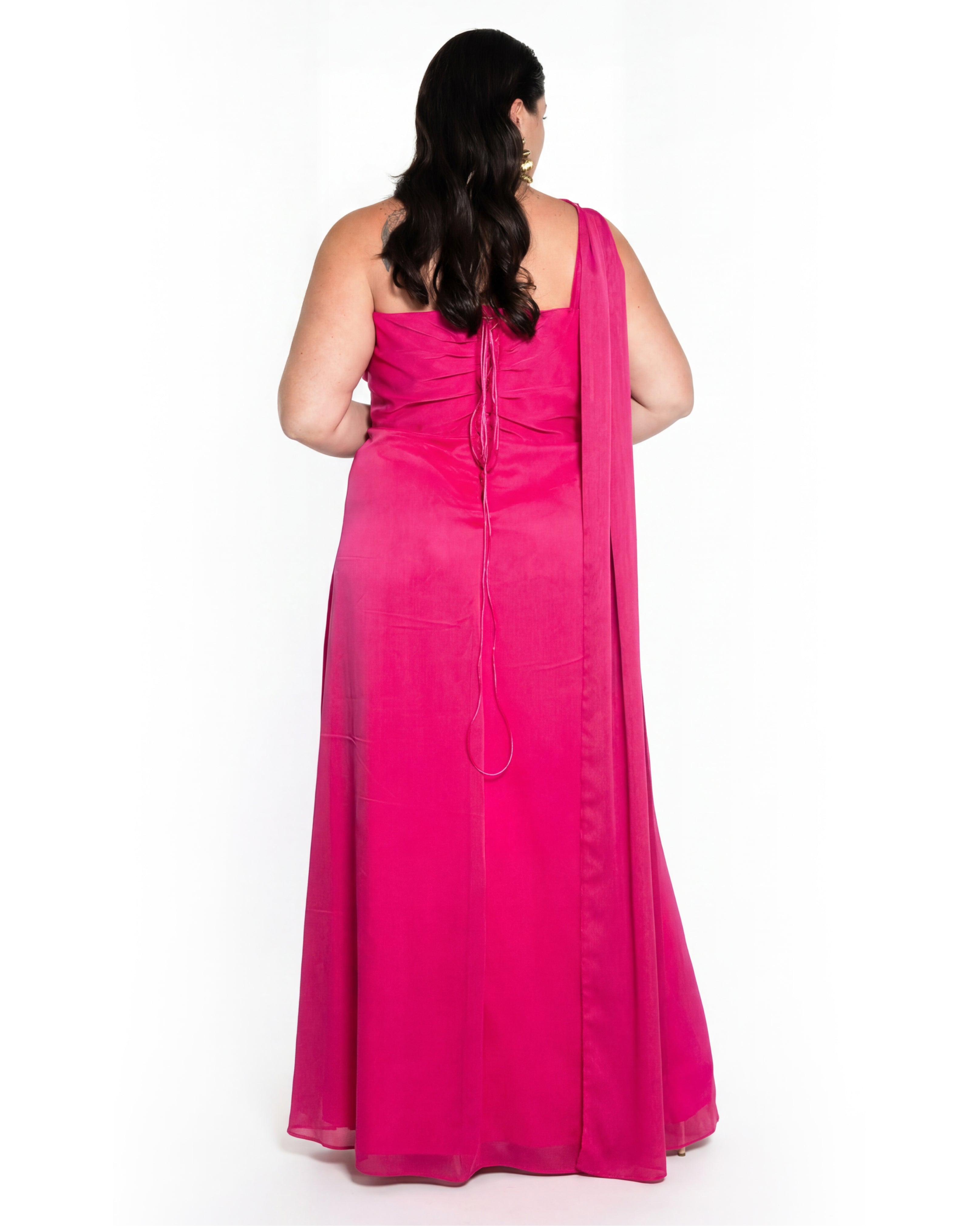 Vestido de gasa brillante con corsé y cola